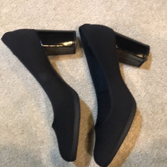 Anne Klein Black iFlex “Carole” Women’s Block Patent Look Heel Fabric Shoes-11 - Picture 3 of 11